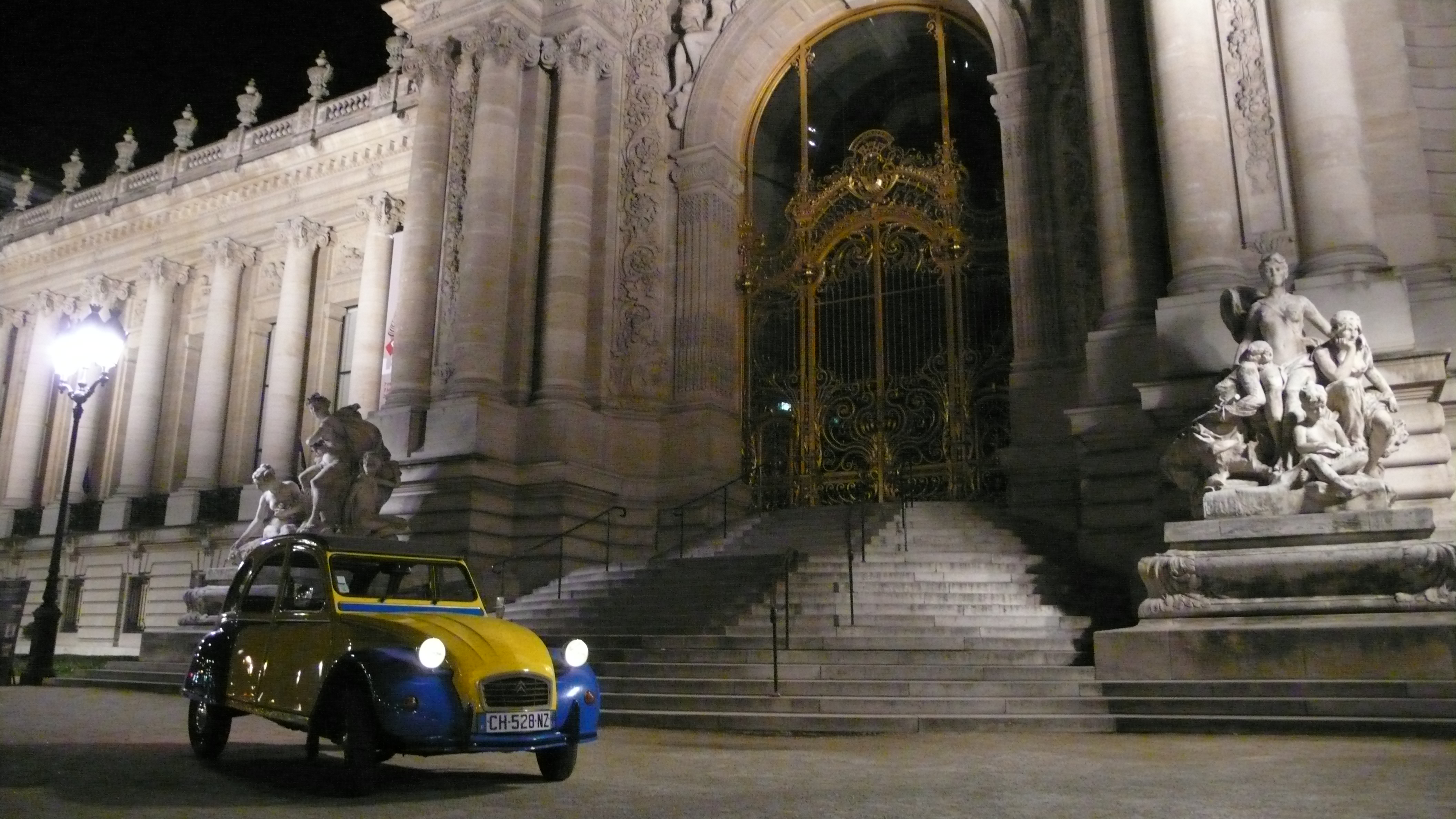 2CVParisTour : Visitez Paris en 2CV! Le Petit Palais de nuit
