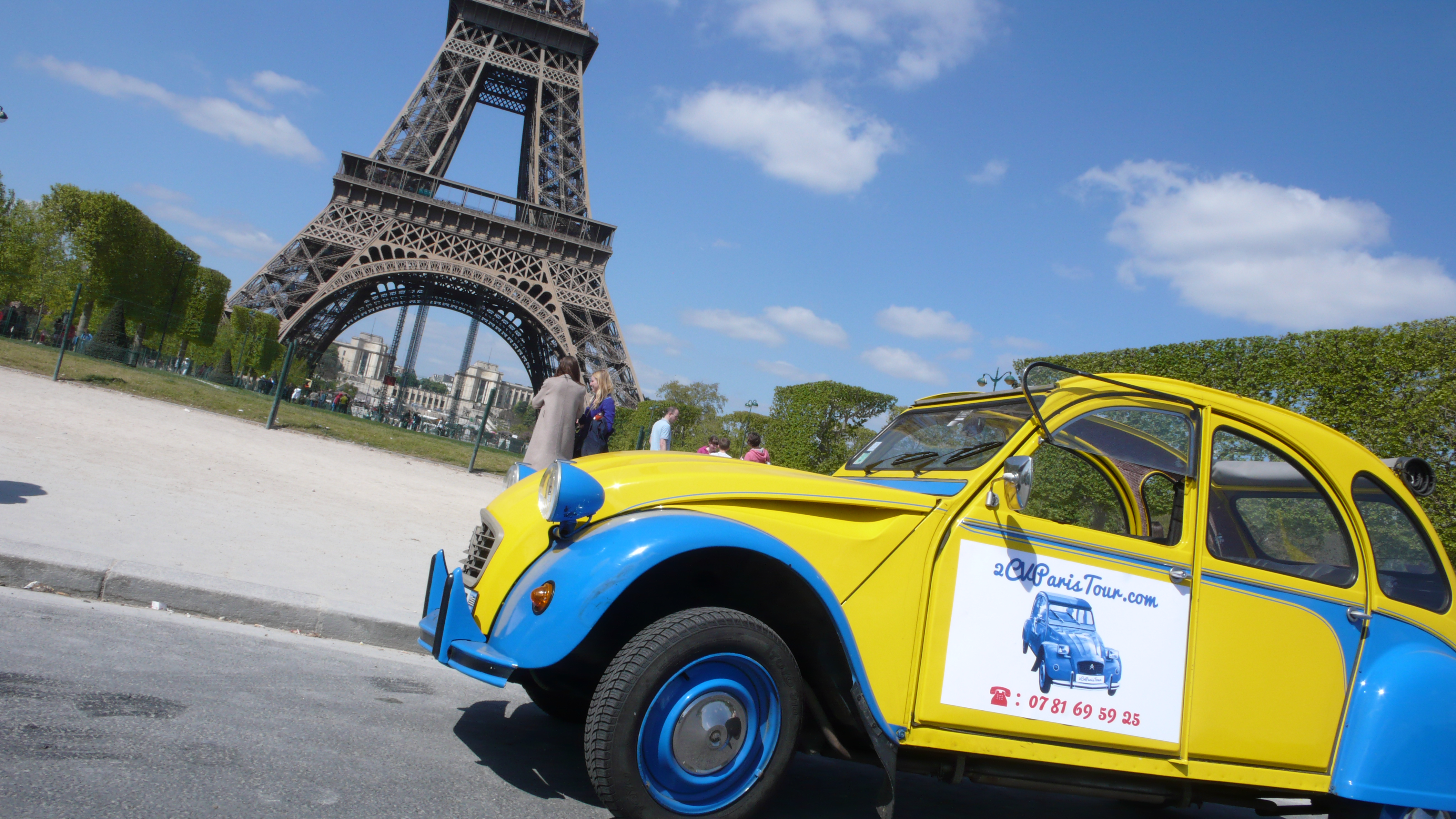 2CVParisTour : Visitez Paris en 2CV! Eglantine au soleil et la tour Eiffel