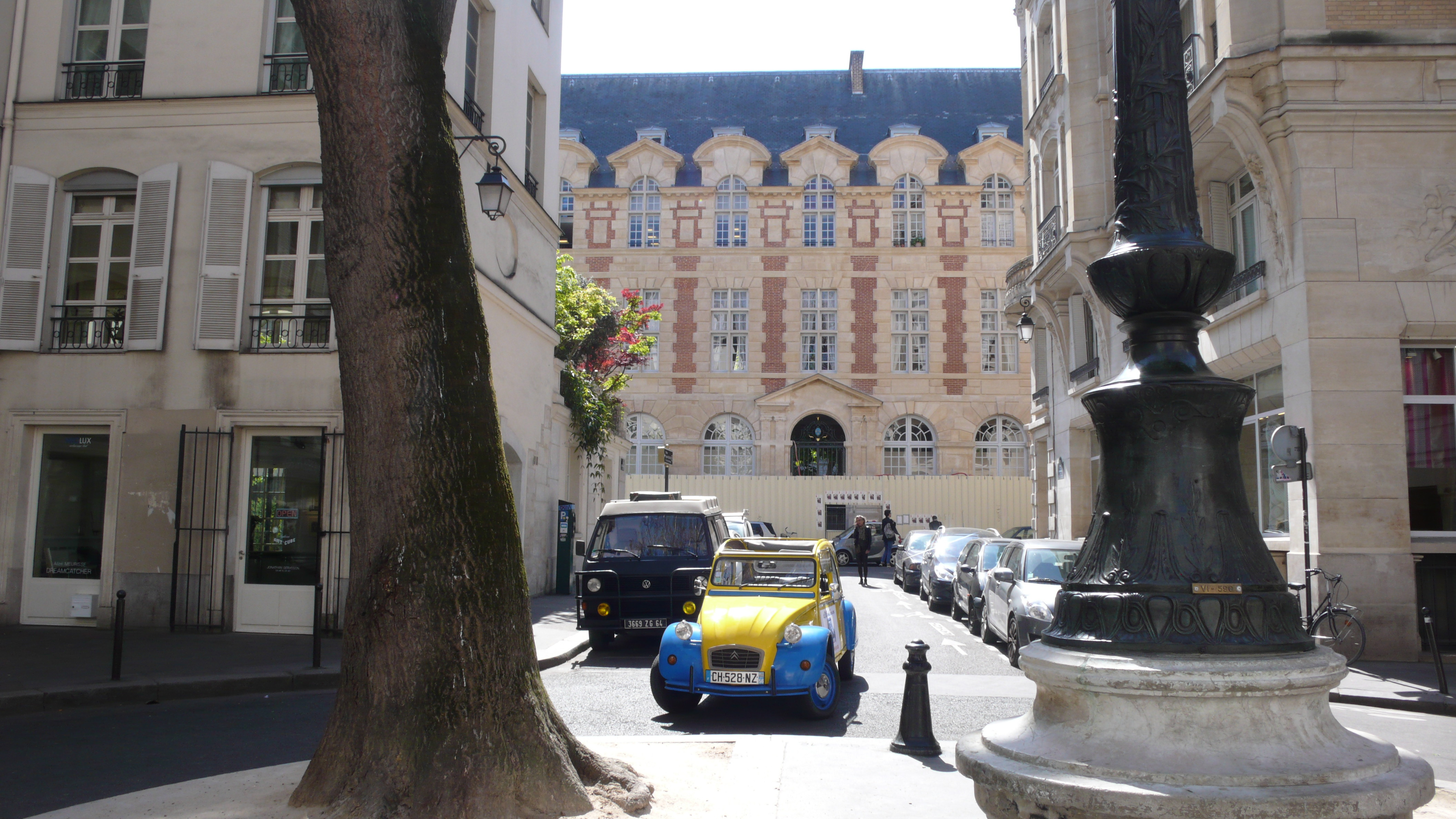2CVParisTour : Visitez Paris en 2CV! Arrivée Place Furstenberg