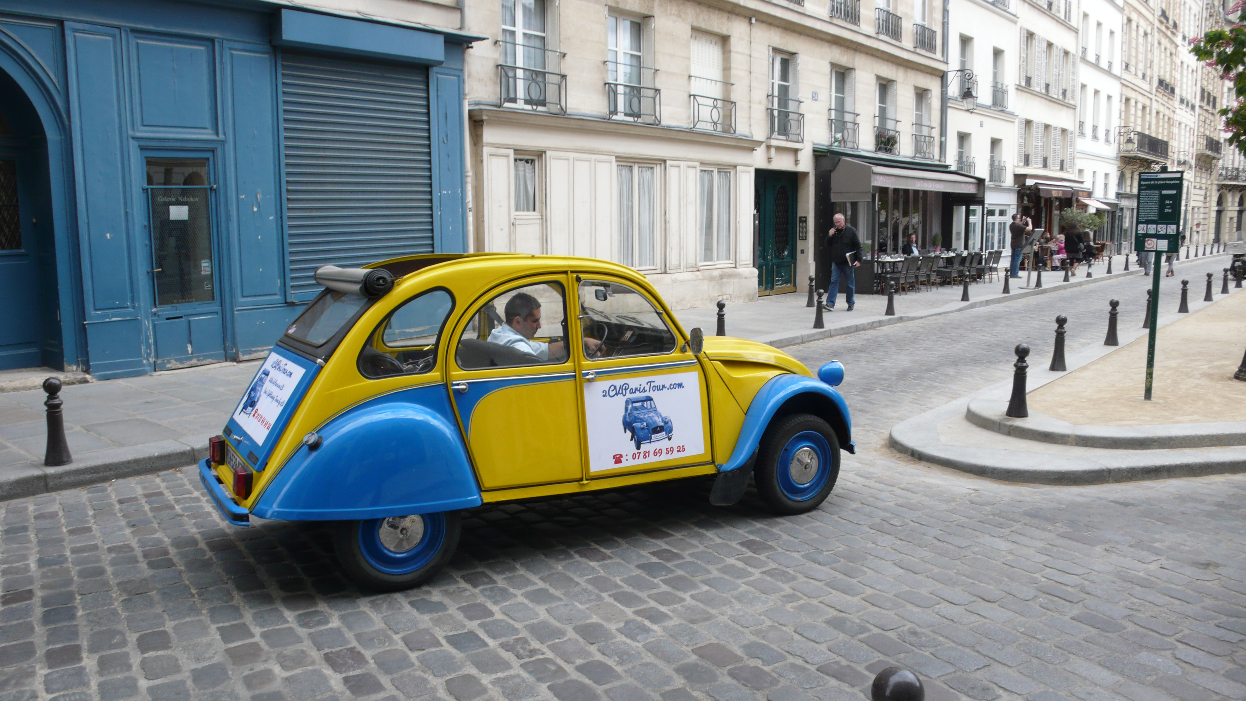 2CVParisTour : Balades en 2CV à Paris! La Place Dauphine en 2CV