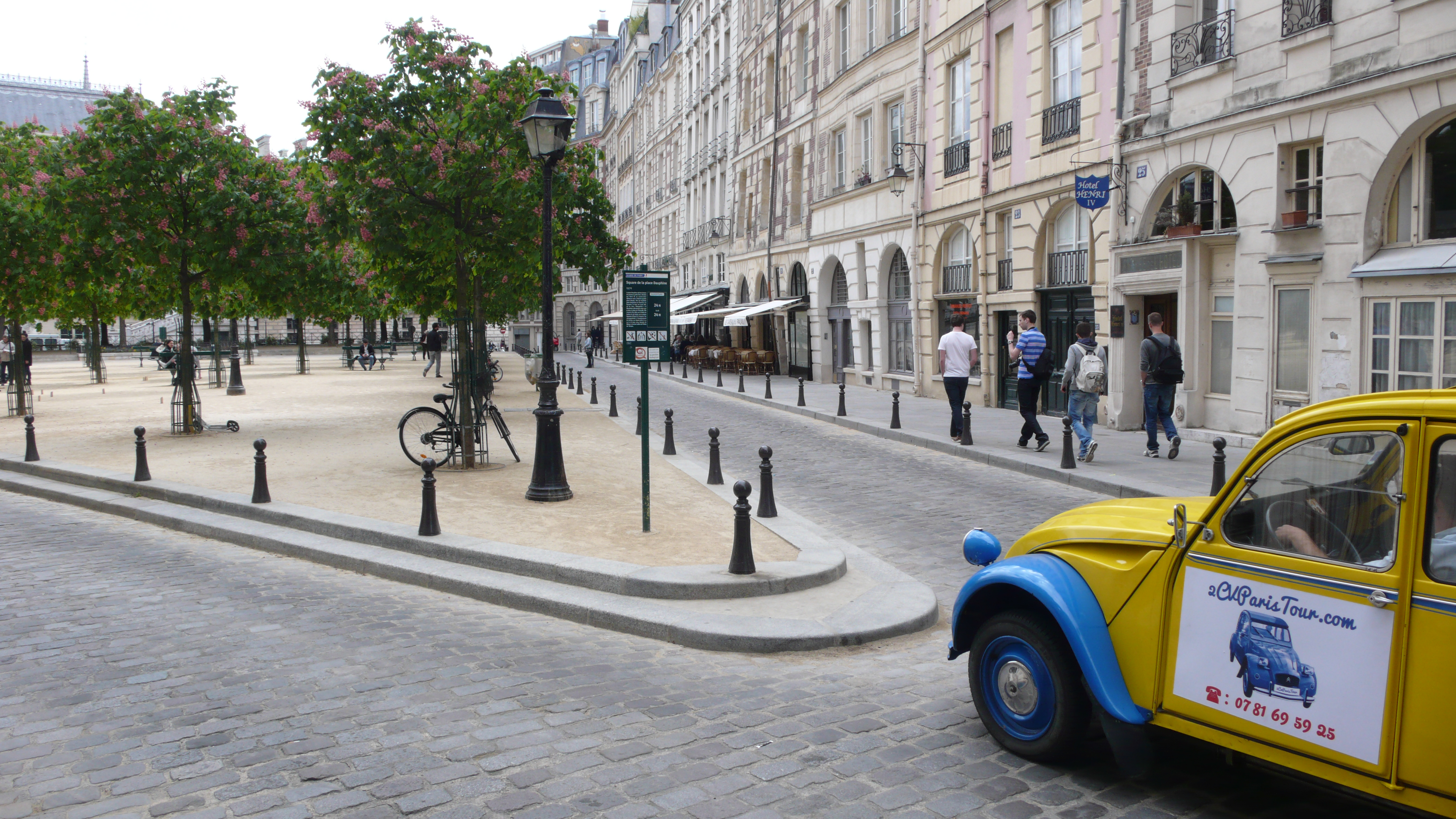 2CVParisTour : Balades en 2CV à Paris! Les deux côtés de la Place Dauphine