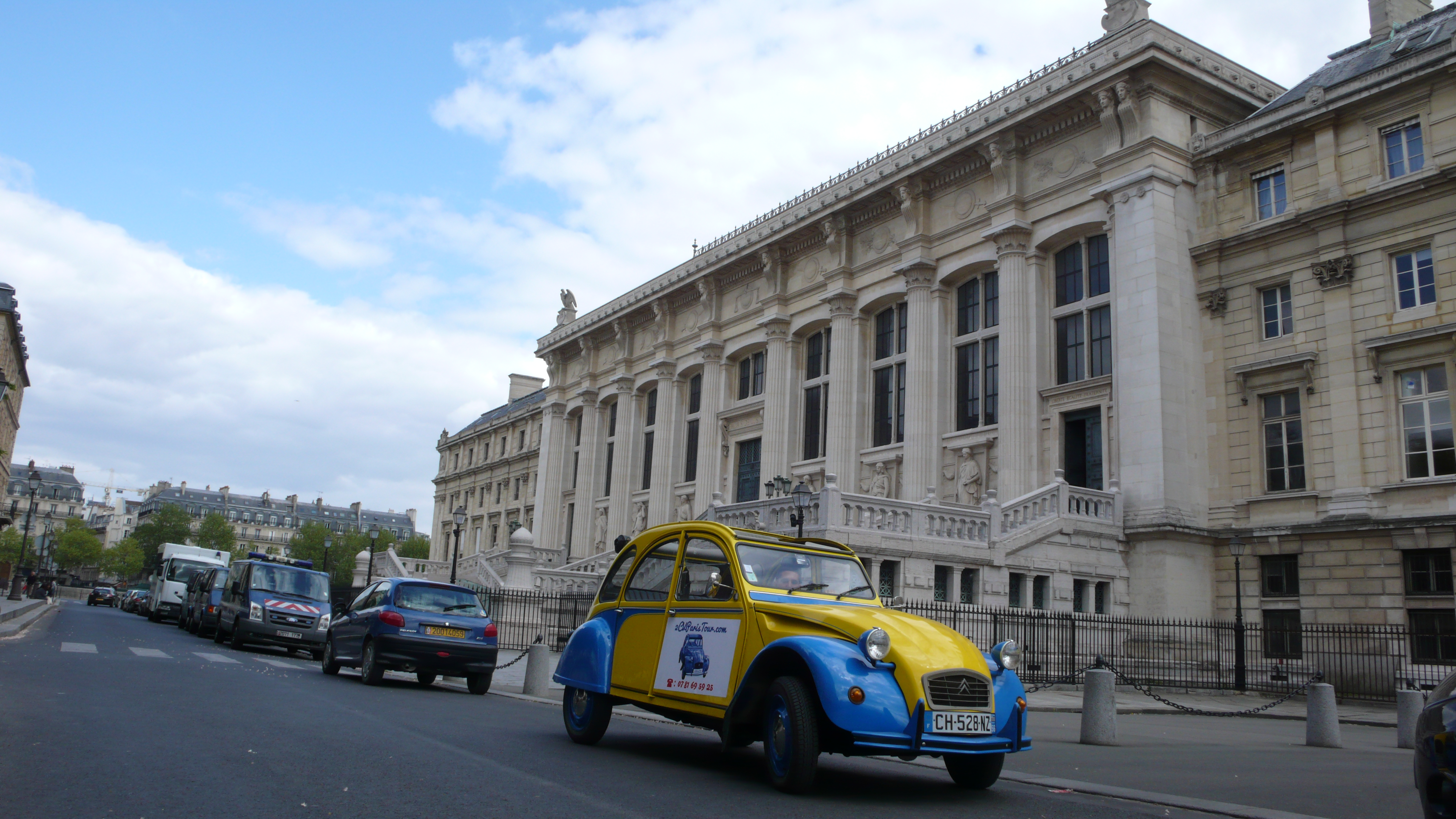 2CVParisTour : Balades en 2CV à Paris! Le Palais de Justice