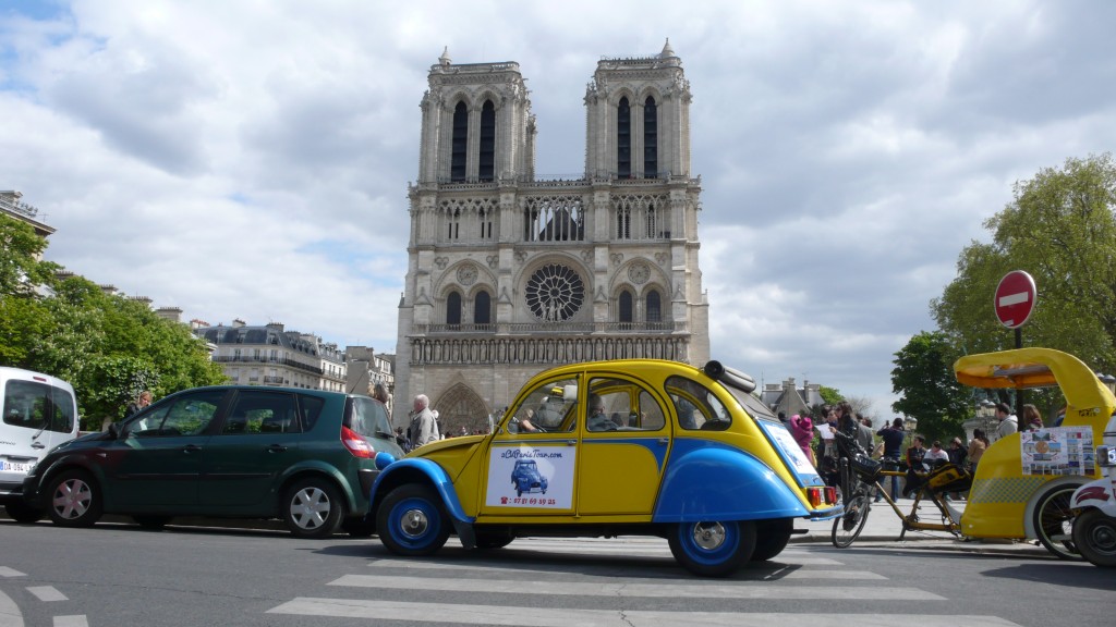 2CVParisTour : Balades en 2CV à Paris! La 2CV devant Notre Dame de Paris