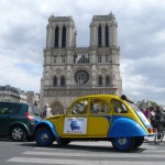 2CVParisTour : Balades en 2CV à Paris! La 2CV devant Notre Dame de Paris