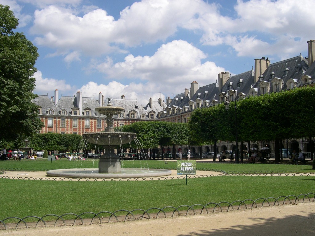 2CVParisTour : Visiter Paris en 2CV! La Place des Vosges